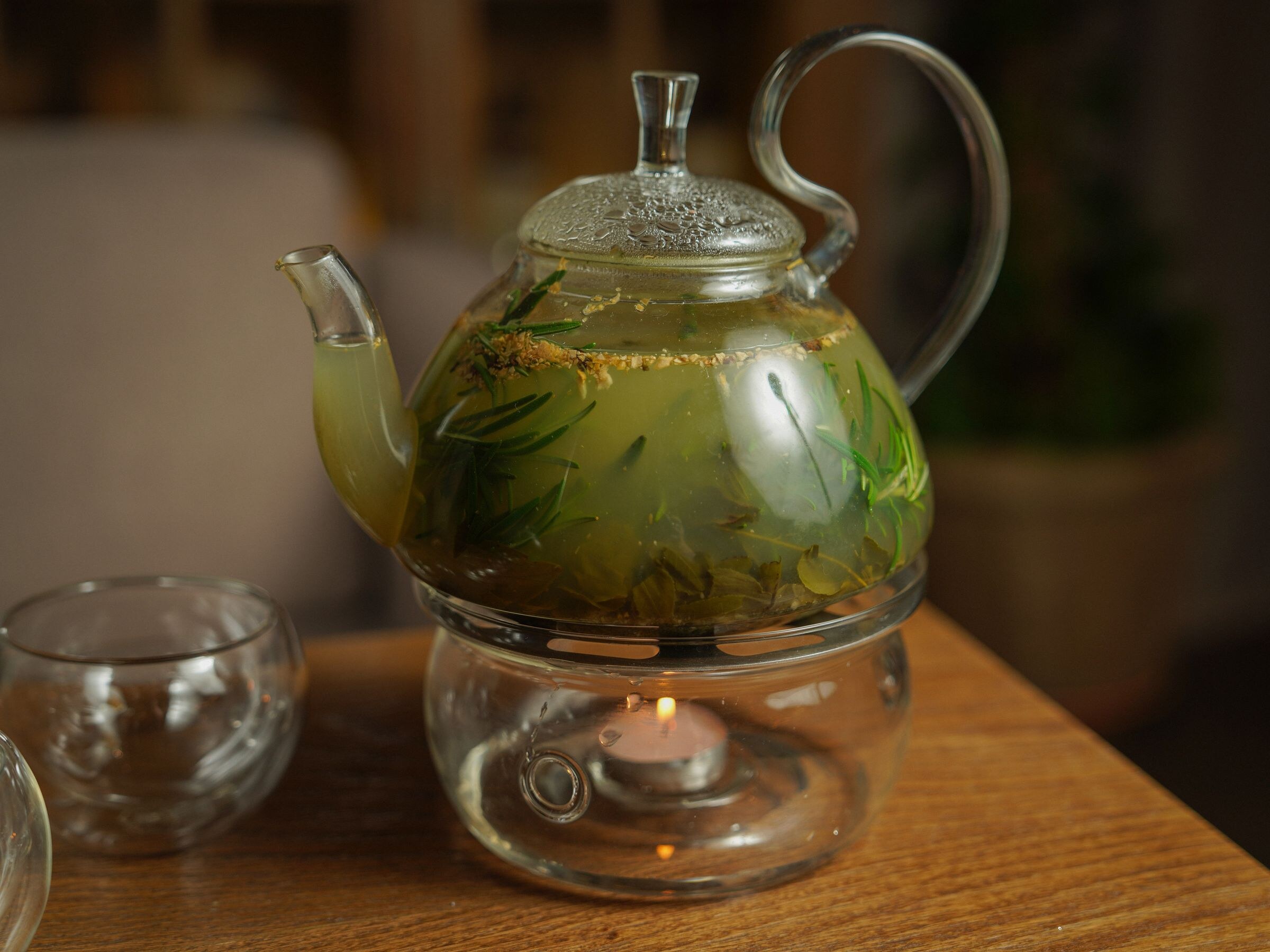 Glazen theepot op een waxinelichtje