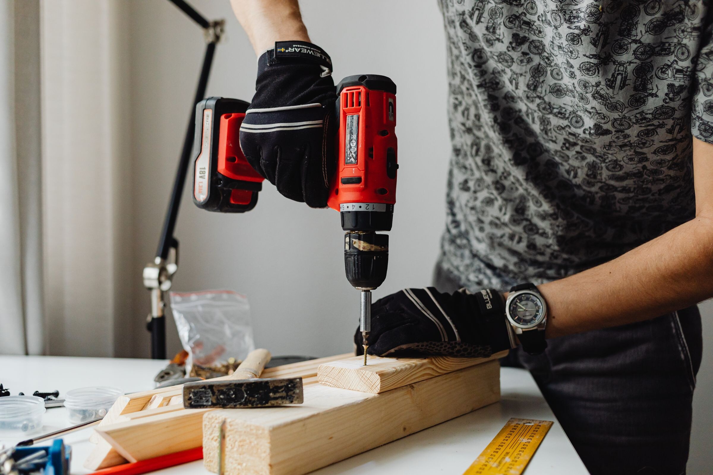 Boormachine boort in een houten plank